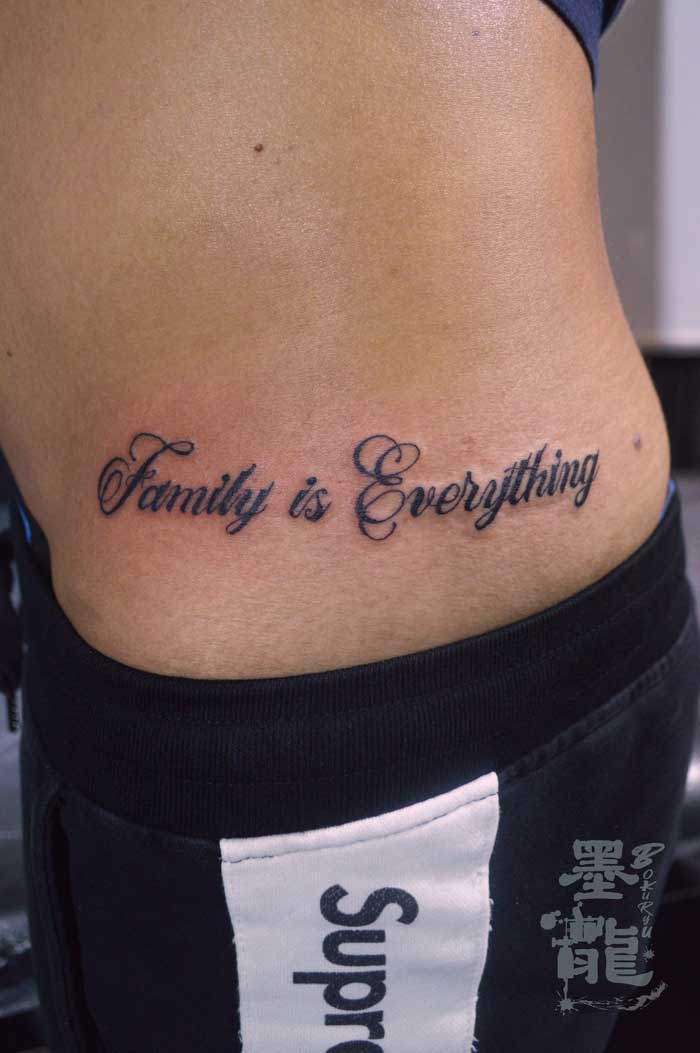 レタリングタトゥー<br>(Family is everything)