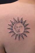 太陽と月の線画<br>肩甲骨 左側